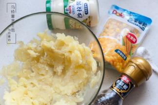 准备好配料，还可以加些火腿肠粒或是培根碎，根据自己喜好添加