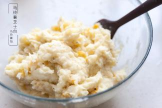 拌匀，可以用沙拉酱来调节馅料的软硬程度