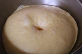 大约1.5小时左右用手指蘸面粉戳洞不回缩即位发酵完成