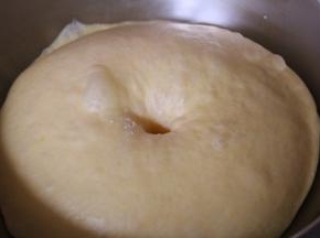 大约1.5小时左右用手指蘸面粉戳洞不回缩即位发酵完成