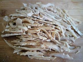 将泡发好的笋干切丝