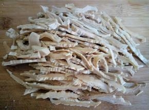 将泡发好的笋干切丝
