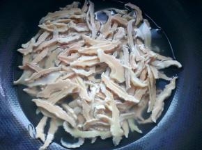 锅中装冷水，将笋干放入，大火烧开10分钟