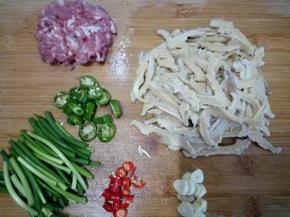 蒜苗切段，辣椒切小段，蒜切片，肉切丝
