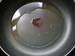 锅烧热后，下入20克花生油