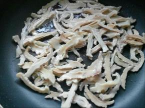 将笋干下入锅中，把水分煸炒干