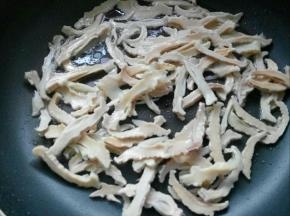 将笋干下入锅中，把水分煸炒干