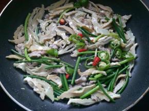 下入双椒煸炒均匀