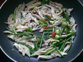 下入双椒煸炒均匀