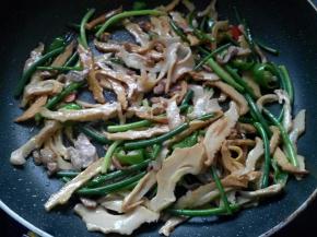 放入味极鲜，翻炒均匀