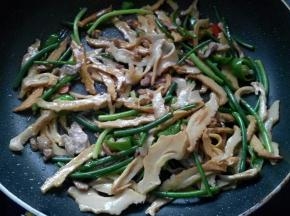 放入味极鲜，翻炒均匀