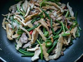 加少许盐，翻炒均匀