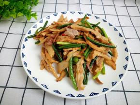 美味的笋干炒肉装盘