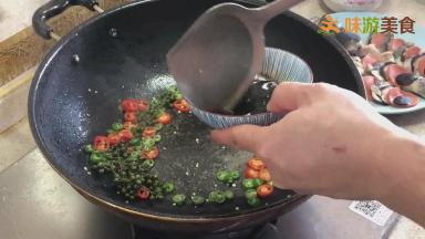 炒锅烧热加油，放入新鲜青花椒、青红椒炒香，倒入味汁