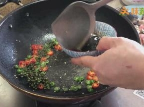 炒锅烧热加油，放入新鲜青花椒、青红椒炒香，倒入味汁