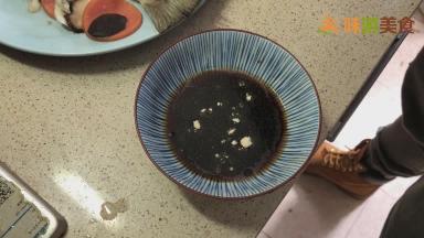 用小碗加生抽、清水、鸡精、味精、白糖调制味汁