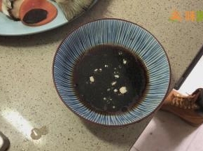 用小碗加生抽、清水、鸡精、味精、白糖调制味汁