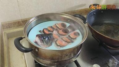蒸锅水烧开后，将鱼放入大火蒸7-8分钟即可出锅