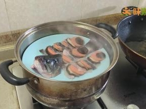 蒸锅水烧开后，将鱼放入大火蒸7-8分钟即可出锅