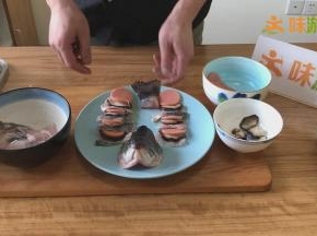 然后进行摆盘，先将鱼头和鱼尾摆在盘子两头，然后依次将鱼片、香菇、火腿片叠放