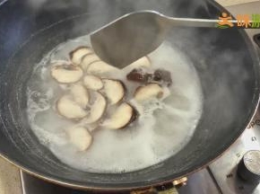烧水将香菇片焯水1-2分钟即可