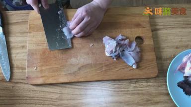 再将鱼肉片成薄片，切鱼片时，菜板上和鱼皮上的水一定要擦干，否则片鱼时很容易滑