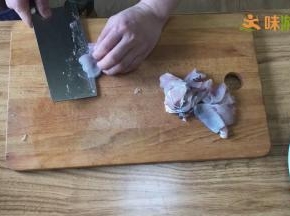 再将鱼肉片成薄片，切鱼片时，菜板上和鱼皮上的水一定要擦干，否则片鱼时很容易滑