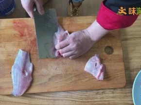 然后将鱼腹的鱼骨去掉