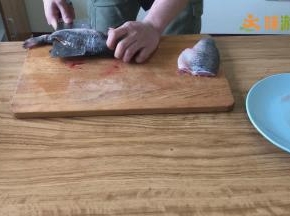鲈鱼杀掉去除内脏后洗净，从尾部下刀，将两边鱼肉切下