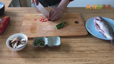 青椒红椒，去蒂切圈
