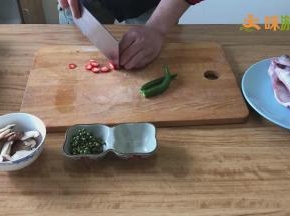 青椒红椒，去蒂切圈
