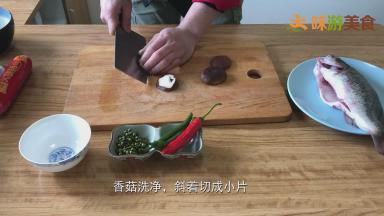 香菇洗净去柄，斜刀切成厚2-3mm片