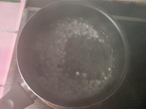 锅内放清水，水开后放入西米，搅拌一下。