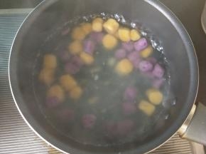 再来煮芋圆，依然是水开后放入芋圆。