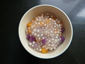 将芋圆和西米放入碗中。