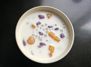 倒入牛奶。