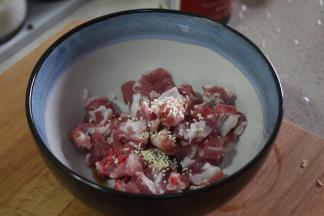 排骨放入盐、鸡精、味精抓匀码味5分钟左右