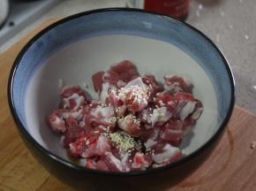 排骨放入盐、鸡精、味精抓匀码味5分钟左右