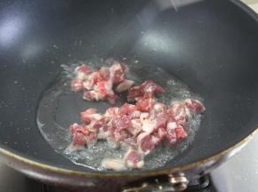 锅烧热，倒油，放入排骨小火慢煎