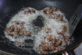 煎至排骨表面微黄