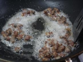 煎至排骨表面微黄