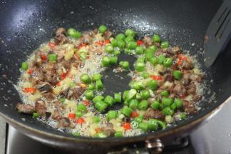 再加入青椒炒出味道