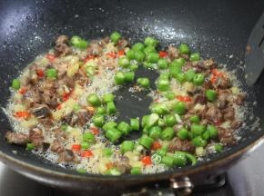 再加入青椒炒出味道