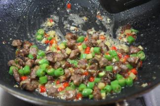 少加点白糖提鲜、味精、藤椒油，炒匀即可出锅
