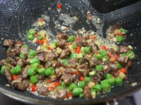 少加点白糖提鲜、味精、藤椒油，炒匀即可出锅