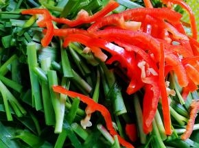 韭菜洗干净切寸段，红辣椒洗干净切丝备用