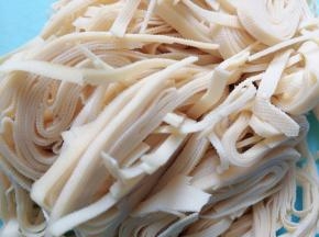 百叶洗干净切丝备用