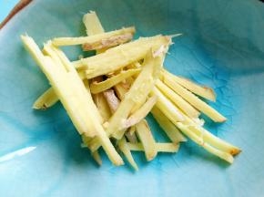 生姜洗干净去皮切丝