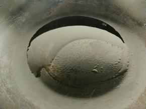 锅里放油，烧至八分热