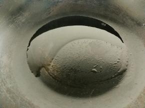 锅里放油，烧至八分热